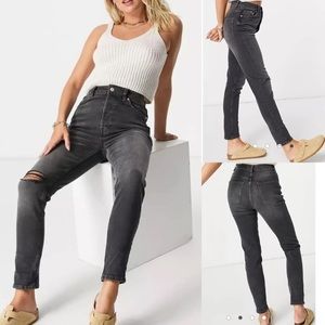 We The Free Zuri Mom Jean in Dusty Roads (Black)
Free People Size 26